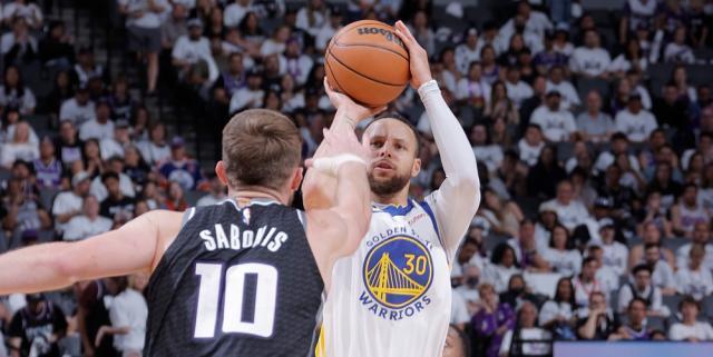 941245b6-steph-curry-sabonis-kings-warriors.jpg